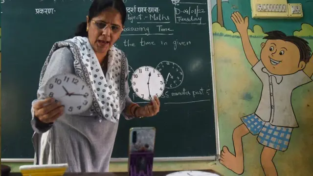 전 세계 여느 학교에서나 마찬가지로 인도의 선생님 또한 코로나19 팬데믹 동안 온라인 수업 환경에 적응해야만 했다