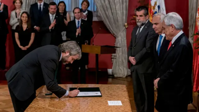 La firma del ministro Blumel