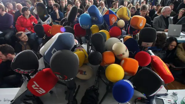 Micrófonos en una conferencia de prensa