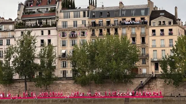 Kan-kan igrači čekaju početak nastupa