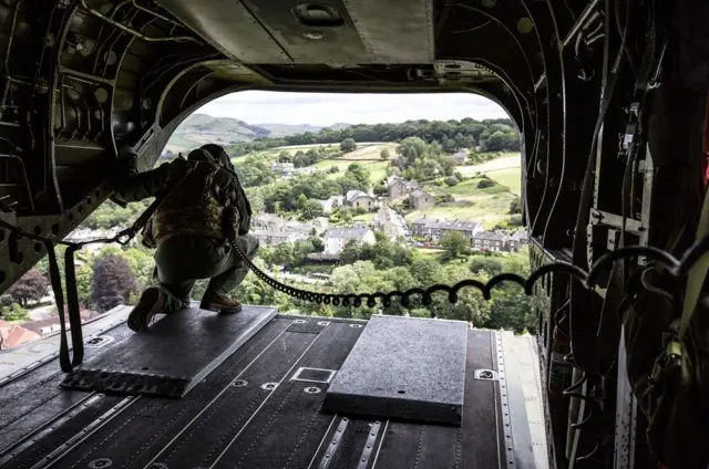 বালুর বস্তা ফেলার বিষয়টি যাচাই করে দেখা হচ্ছে রাজকীয় বিমান বাহিনীর চিনুক হেলিকপ্টার থেকে।