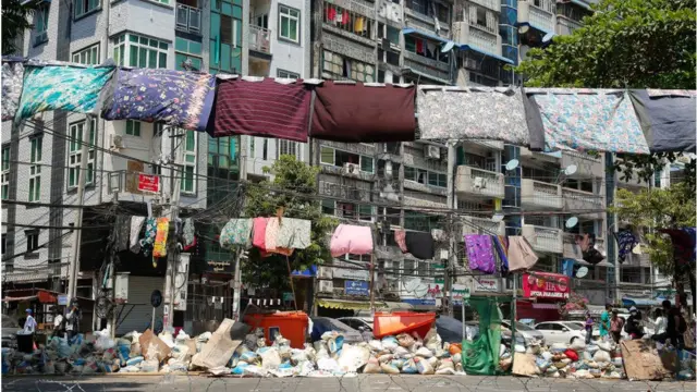 রাস্তায় বালির বস্তা ফেলে ব্যারিকেট।