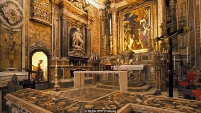 کلیسای Santa Maria delle Anime del Purgatorio ad Arco در ناپل ایتالیا به این منظور ساخته شده است که مردم برای کسانی که در برزخ مانده‌اند دعا بخوانند