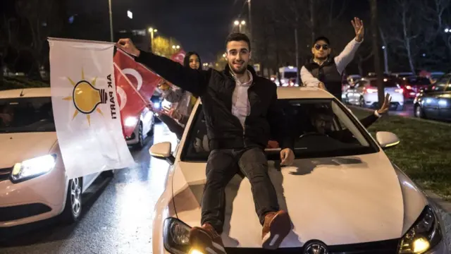 Сторонники партии Эрдогана празднуют в Стамбуле - но и оппозиционная Республиканская народная партия заявляет о победе там своего кандидата