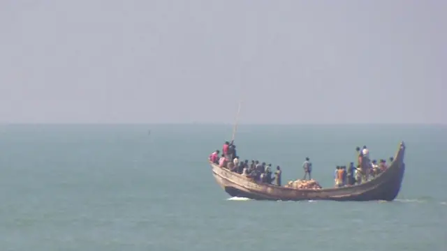 বঙ্গোপসাগরের উপকূলে এধরনের নৌকা দিয়েই রোহিঙ্গা শরণার্থীরা বাংলাদেশে আসে।