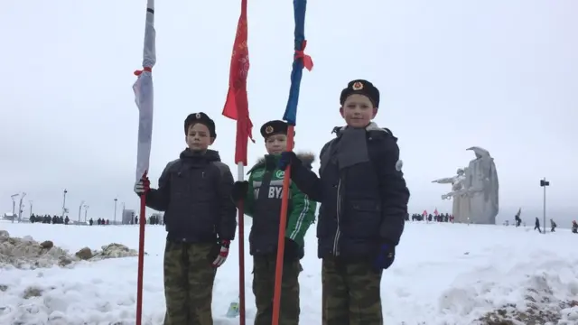 Члены одного из военно-патриотических отрядов позируют на фоне памятника героям-панфиловцам