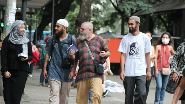 Em Belo Horizonte, os paulistas encontraram uma fiel para ajudar a dar palestras sobre o islamismo