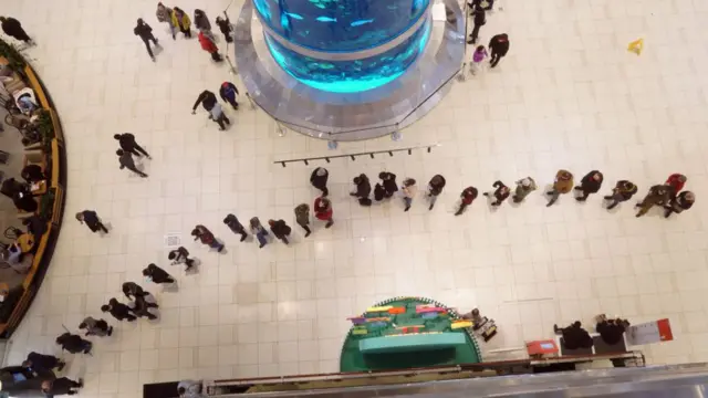 এটিএম বুথের সামনে লাইন