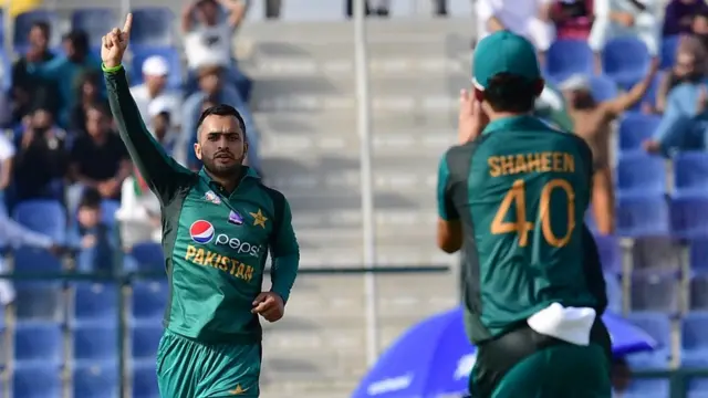 میچ میں پاکستان نے محمد عامر کے علاوہ ٹیم میں دو اور تبدیلیاں کی اور فہیم اشرف کی جگہ حارث سہیل اور لیگ سپنر شاداب خان کی جگہ محمد نواز کو ٹیم میں جگہ دی گئی ہے۔