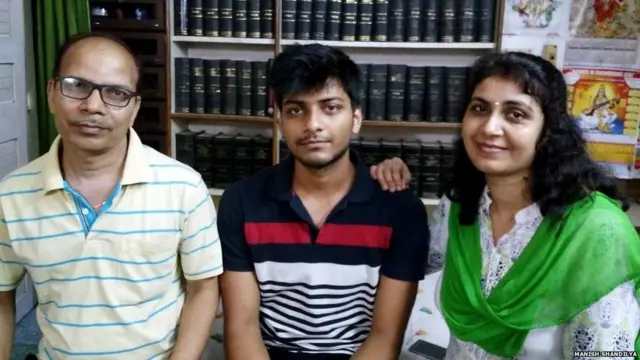માતાપિતા સાથે આદર્શ કુમાર
