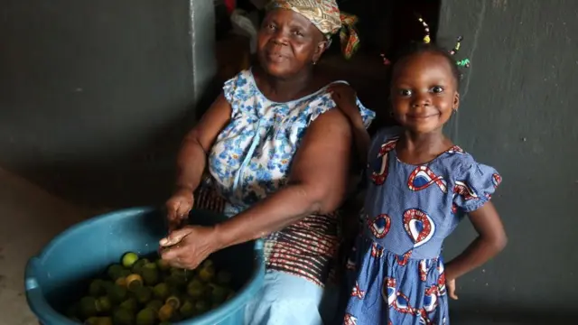 Fillette avec sa grand-mère.