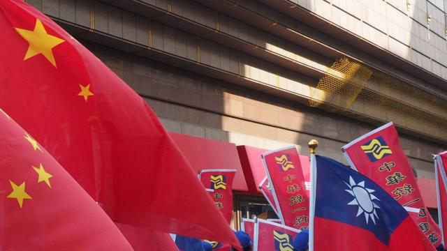 台灣親中國共產黨政黨中國統一促進黨黨旗及中華民國國旗。