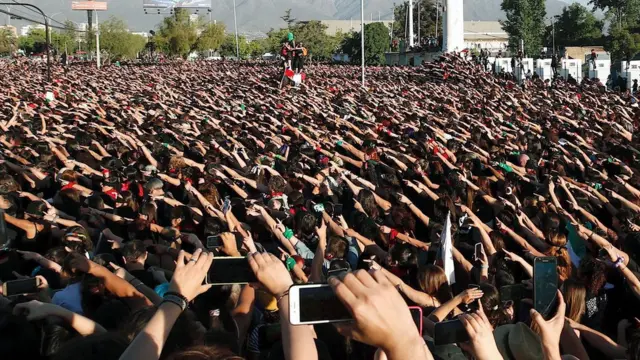 Vista aérea de la performance "Un violador en tu camino" realizada en Santiago este miércoles