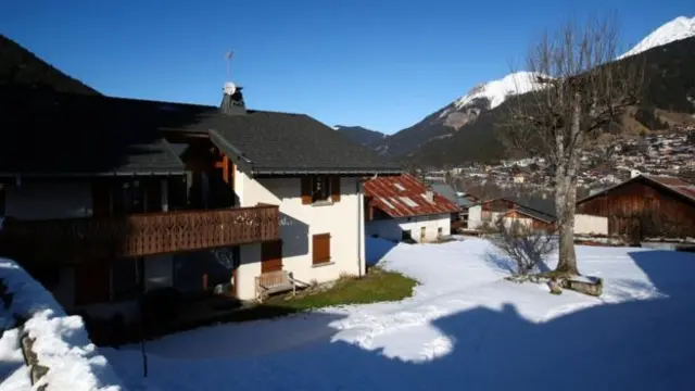 Nhóm này đã nghỉ tại một căn nhà gỗ trong khu nghỉ Alps tại Les Contamines-Montjoie gần Mont Blanc.