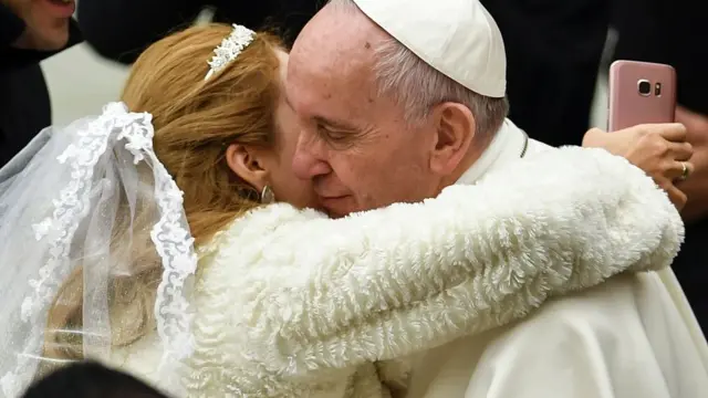 البابا فرانسيس خلال لقاء مع مصلين في الفاتيكان عام 2017