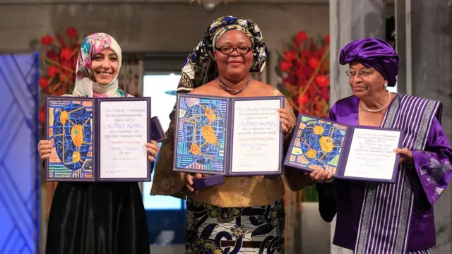 એલેન જ્હોનસન સરલીફ, લેમાહ ગ્બોવી અને તવક્કોલ કરમાન નોબેલ પુરસ્કાર સાથે