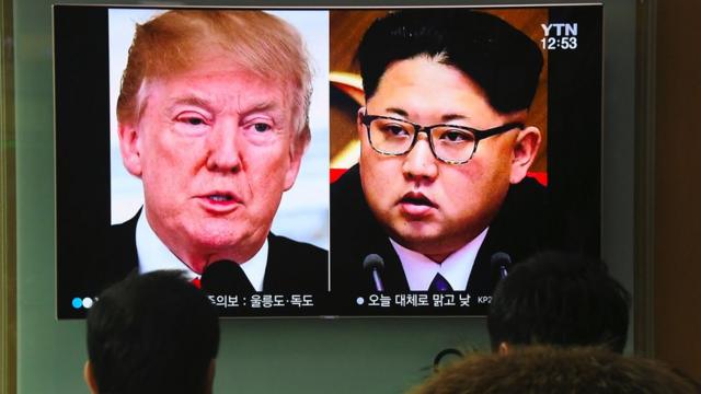 Kim Jong-un y Trump en una pantalla.