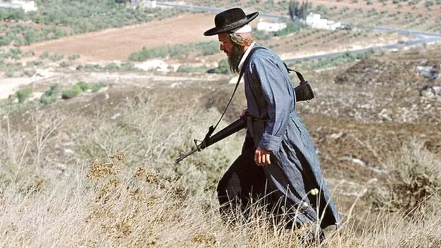 చేతిలో తుపాకీతో ఒక యూదు