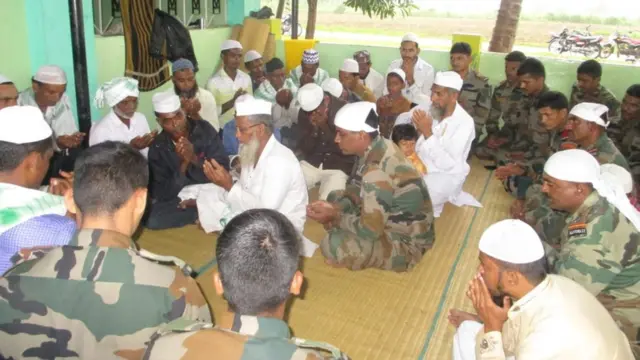 दुआ पढ़ते लोग