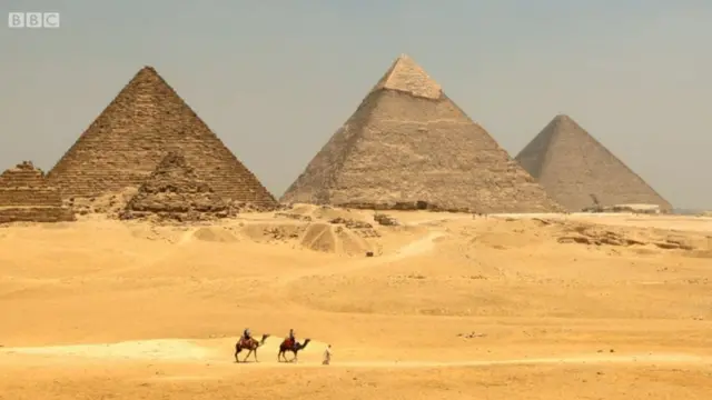 ज़मीन में दफ़्न नाव