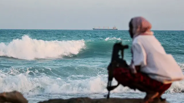 Yalangoch sargish kamin yonida minus beradi