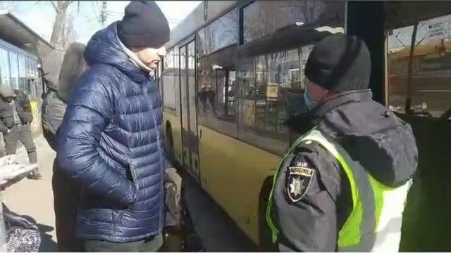 На автобусной остановке в одном из районов Киева