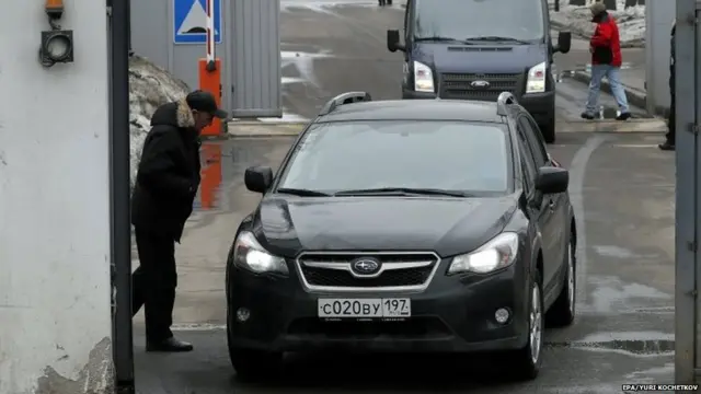 अमरीका से निकाले गए रूसी राजनयिक अपने परिवारों के साथ मॉस्को पहुंचे