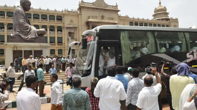 2018ની કર્ણાટક વિધાનસભામાં ચૂંટાયેલા કૉંગ્રેસી ધારાસભ્ય વિધાનસભા સુધી પહોંચ્યા હતા તે સમયની તસવીર