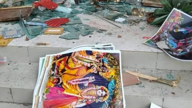 নোয়াখালী জেলার বেগমগঞ্জের একটি পূজামণ্ডপে হামলা ও অগ্নিসংযোগ এবং অন্য একটি মন্দিরের ভেতরে মূর্তি ভাঙচুরের ঘটনা ঘটেছে বলে পুলিশ জানিয়েছে।