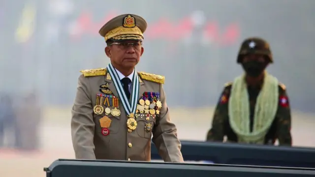 Le chef de la junte de la Birmanie, le général Min Aung Hlaing, qui a renversé le gouvernement élu lors d'un coup d'État le 1er février, préside une parade de l'armée lors de la Journée des forces armées à Naypyitaw, en Birmanie, le 27 mars 2021