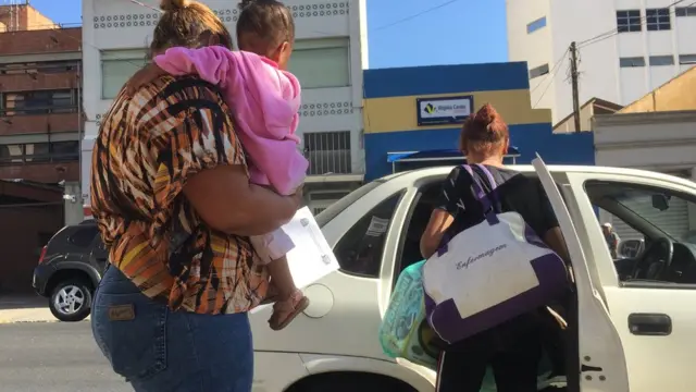 Monica e Raissa deixando a delegacia em carro do Conselho Tutelar