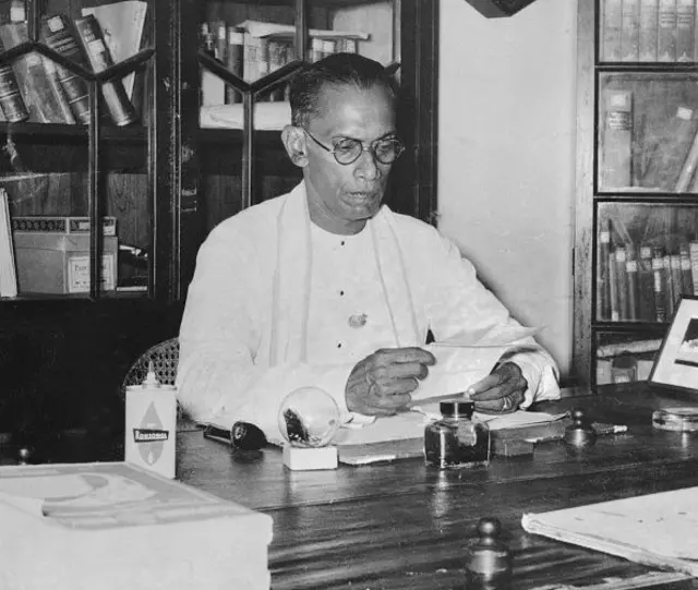 එස්.ඩබ්ලිව්.ආර්.ඩී. බණ්ඩාරනායක විසින් වර්ෂ 1951 සැප්තැම්බර් 02 වන දා කොළඔ නගර ශාලාවේදී ශ්රී ලංකා නිදහස් පක්ෂය ආරම්භ කරන ලදී.