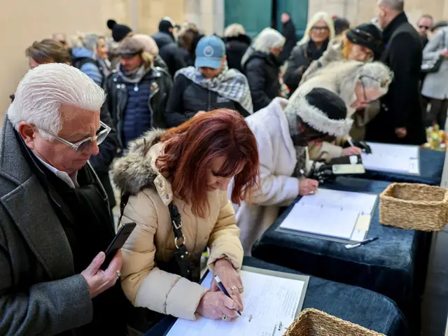 Люди в верхней одежде что-то пишут в нескольких больших тетрадях
