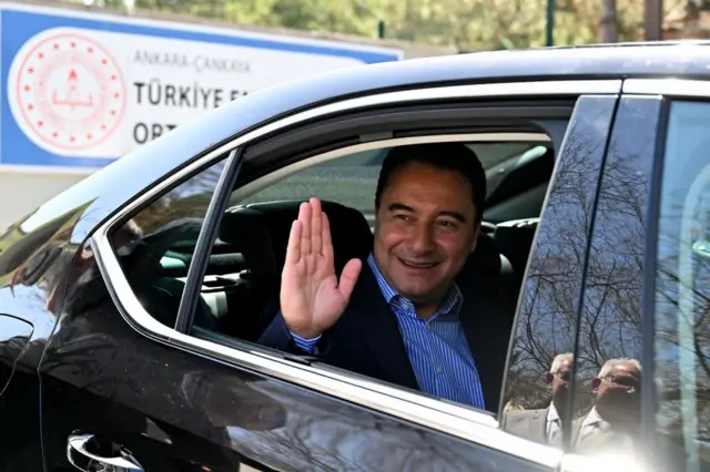 Babacan bir arabanın penceresinden el sallarken
