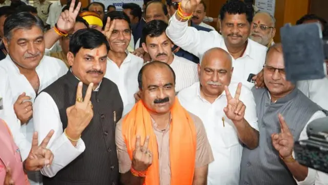मध्य प्रदेश के सीएम मोहन यादव के साथ राज्यसभा के लिए बीजेपी प्रत्याशी महेश केवट (बीच में)