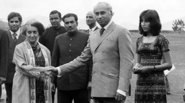 সিমলাতে ইন্দিরা গান্ধী ও জুলফিকার আলি ভুট্টোর করমর্দন, ছবিতে বাবার পাশে কিশোরী বেনজির ভুট্টো। ২৮শে জুন, ১৯৭২
