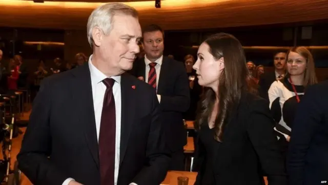 सोशल डेमोक्रेटिक पार्टी के नेता और फिनलैंड के पूर्व प्रधानमंत्री अंटे रीने के साथ पीएम सना मरीन