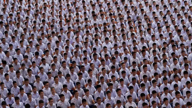 เด็กนักเรียนมัธยม เข้าแถวในช่วงเช้า