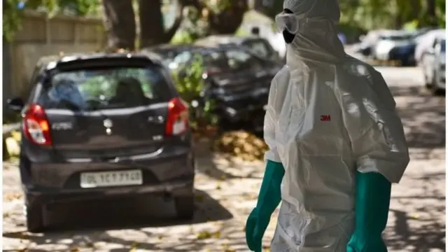 पीपीई पहने स्वास्थ्यकर्मी