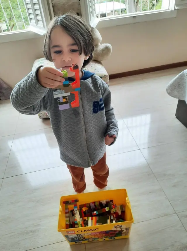Hélio com sua versão de lego da vacina