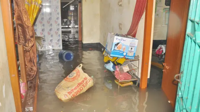 যাত্রাবাড়ীর দক্ষিণ কাজলার নয়ানগর সড়কে জলাবদ্ধতায় এলাকাবাসীকে ব্যাপক দুর্ভোগ পোহাতে হচ্ছে। ওই এলাকার একটি বাসার ভেতরের ছবি।