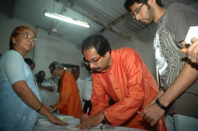 ఓట్లు వేస్తున్న బాల్ ఠాక్రే, ఉద్ధవ్ ఠాక్రే, ఆదిత్య ఠాక్రే