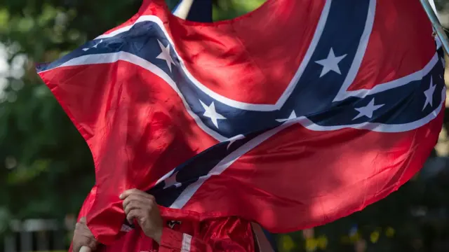 Manifestante con la bandera confederada en Charlottesville, Virginia, el 12 de agosto de 2017