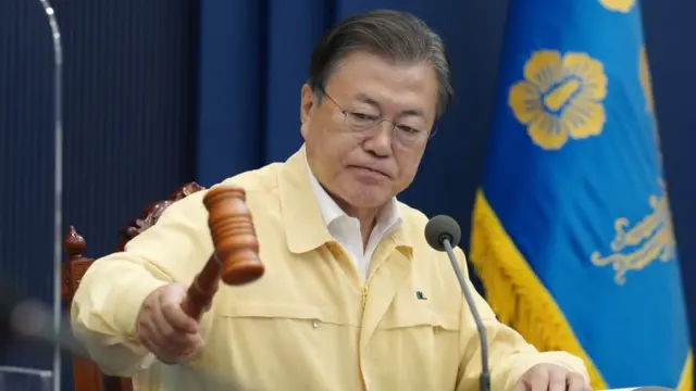 문재인 대통령이 28일 오전 청와대 여민관 영상회의실에서 열린 국무회의를 주재하고 있다.