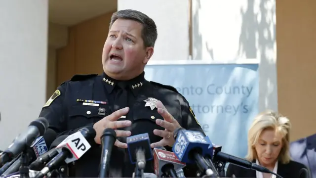El alguacil del condado de Sacramento Scott Jones ofrece una rueda de prensa por la detención de Joseph James DeAngelo