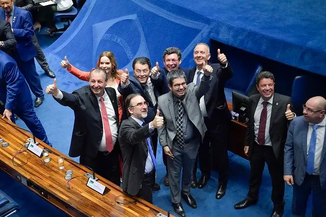 Appy comemora com senadores aprovação da reforma tributária