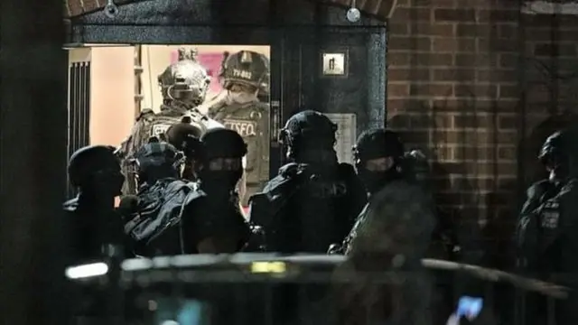 মধ্যরাতে একটি ফ্ল্যাটে পুলিশের অভিযান।