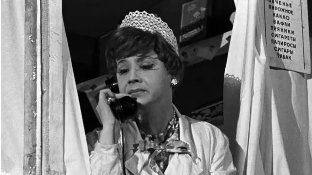 Артист Олег Табаков в роли заведующей буфетом Клавдии Ивановны