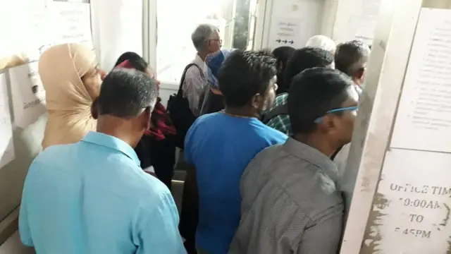 சென்னை மாநகராட்சி அலுவலகத்தில் பிறப்பு சான்றிதழுக்காக விண்ணப்பிக்கக் வந்தவர்களில் ஒரு பகுதியினர்.