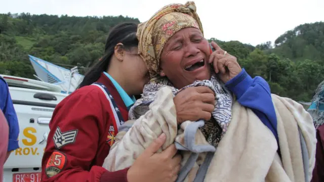 سيدة تبكي بعد علمها بأن عددا من أفراد أسرتها من بين المدرجين على قائمة المفقودين في الحادث.